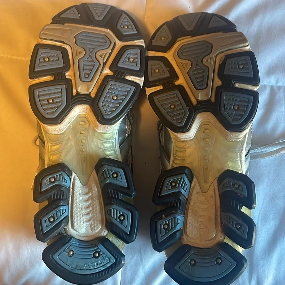 ASICS - Picture 4 of 5